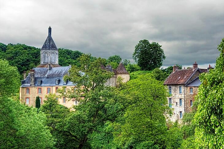 découvrez les plus beaux villages de creuse en camping de luxe