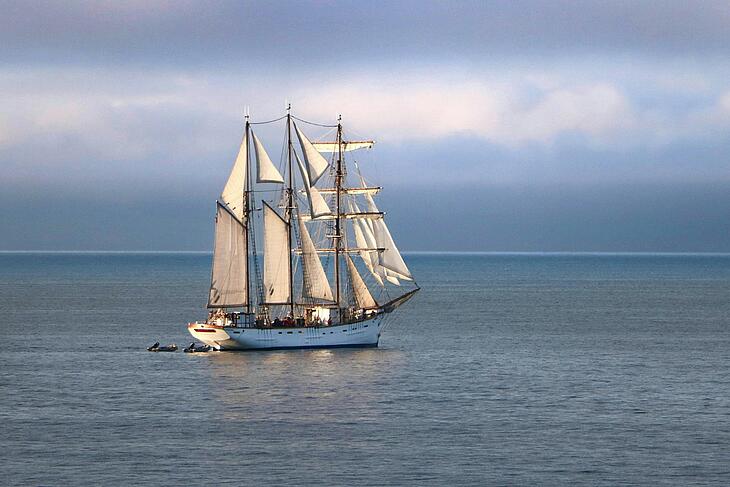 vue sur la mer et un bateau dans la manche, à granville