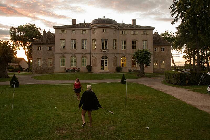 [Translate to Allemand:] Des enfants qui jouent dans un camping luxe devant un château