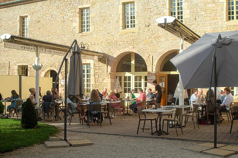 [Translate to Allemand:] la terrasse d'un restaurant dans un camping de luxe