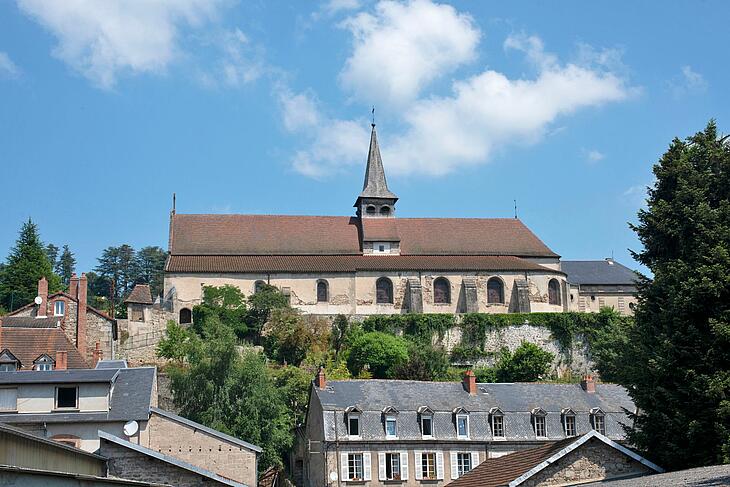 visite d'un village dans la creuse pendant des vacances en camping