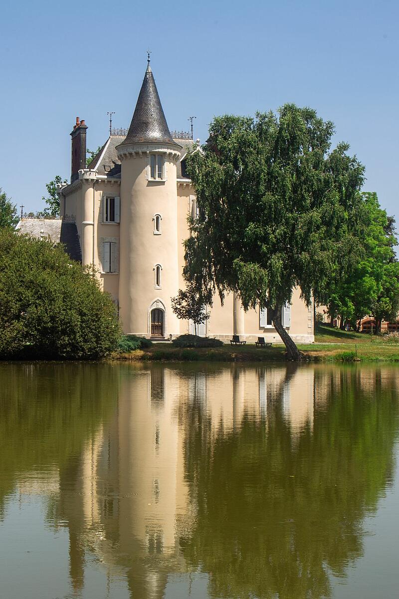 le château de poinsouze vu des berges de l'étang