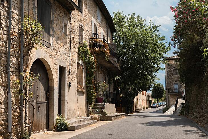 Village de Lagorce en Ardèche, près du Pont d'Arc Vue sur le village de Lagorce en Ardèche, avec ses maisons en pierre et son environnement de garrigue