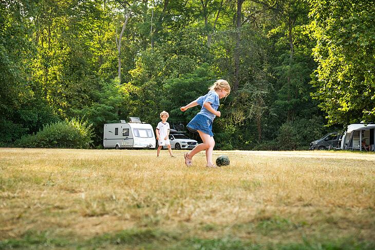 jeux d'enfants au Château de Chanteloup, camping de luxe près du Mans