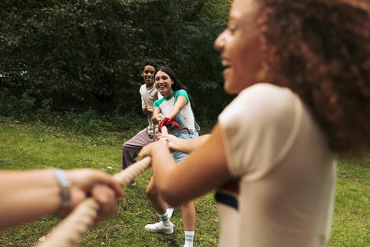 Jeux entre adolescents dans les campings Les Castels Jeux entre adolescents dans les campings Les Castels