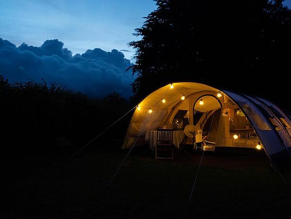 Campingplatz mit Vermietung von ausgestatteten und eingerichteten Zelten
