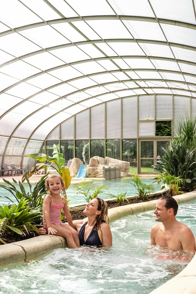Une famille profite du parc aquatique de la Ville Huchet, camping de luxe à Saint-Malo