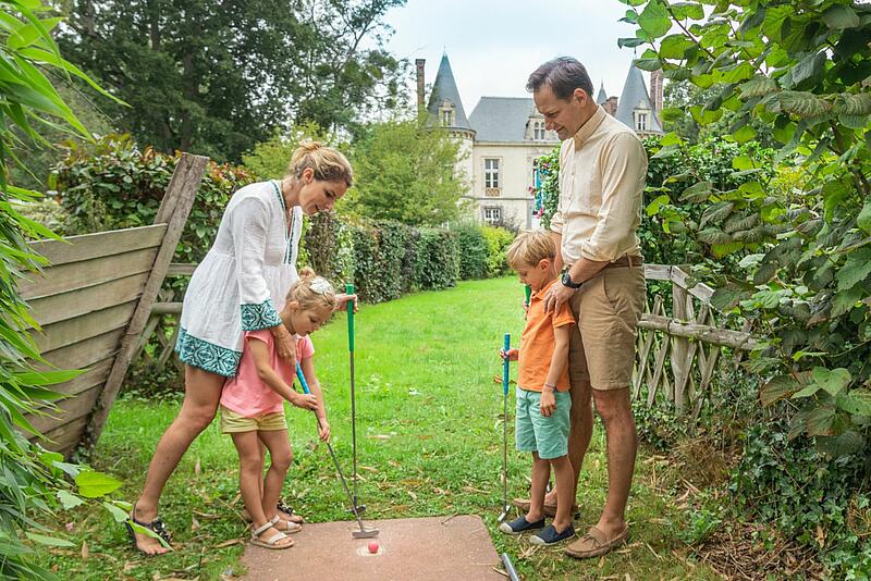 [Translate to Allemand:] une famille qui joue au golf dans un camping de luxe en France