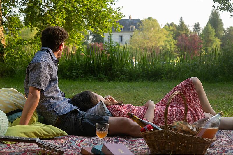 [Translate to Allemand:] pique-nique romantique dans le camping de luxe d'un château