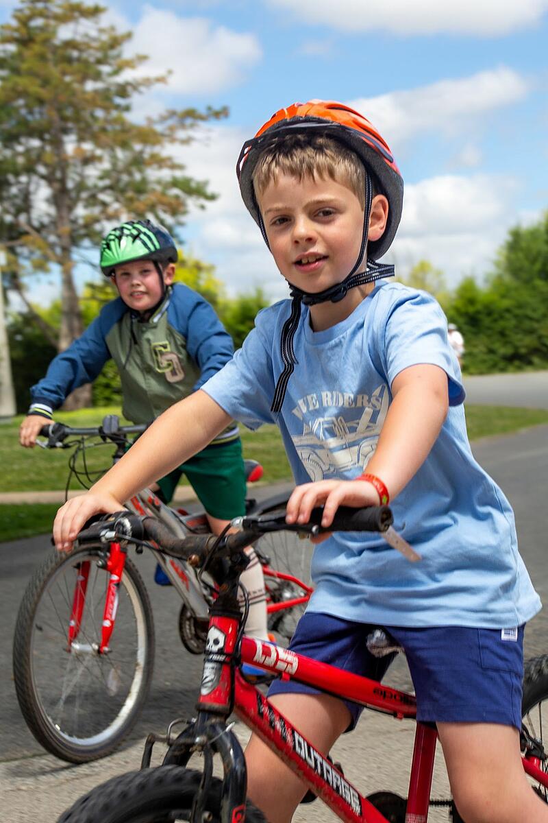 Deux enfants sur leurs vélos au Parc de Fierbois, pendant leurs vacances en camping de luxe