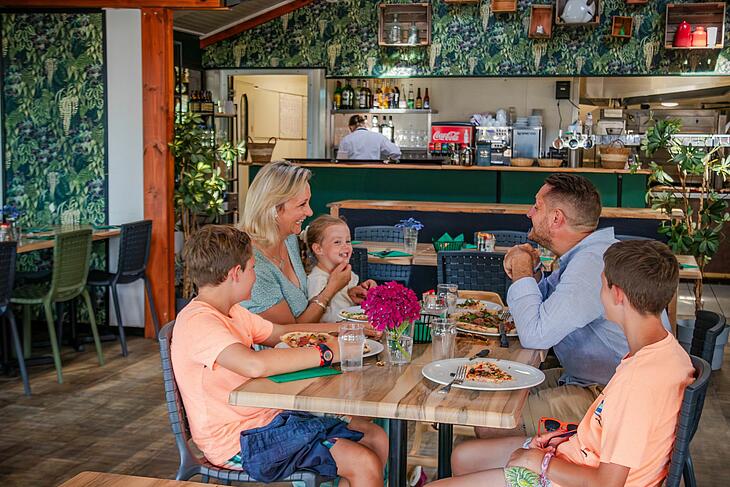 adolescents en famille dans un camping Les Castels adolescents en famille dans un camping Les Castels