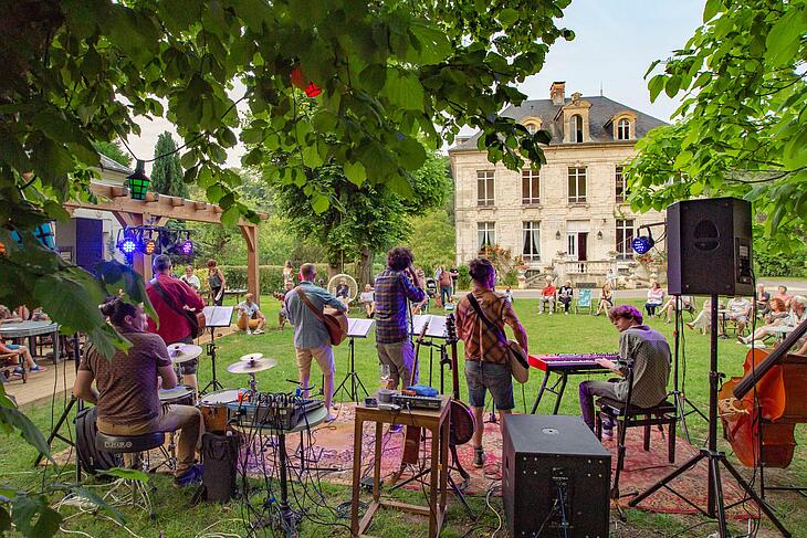 vue de la scène ouverte au camping le Château de Brévedent
